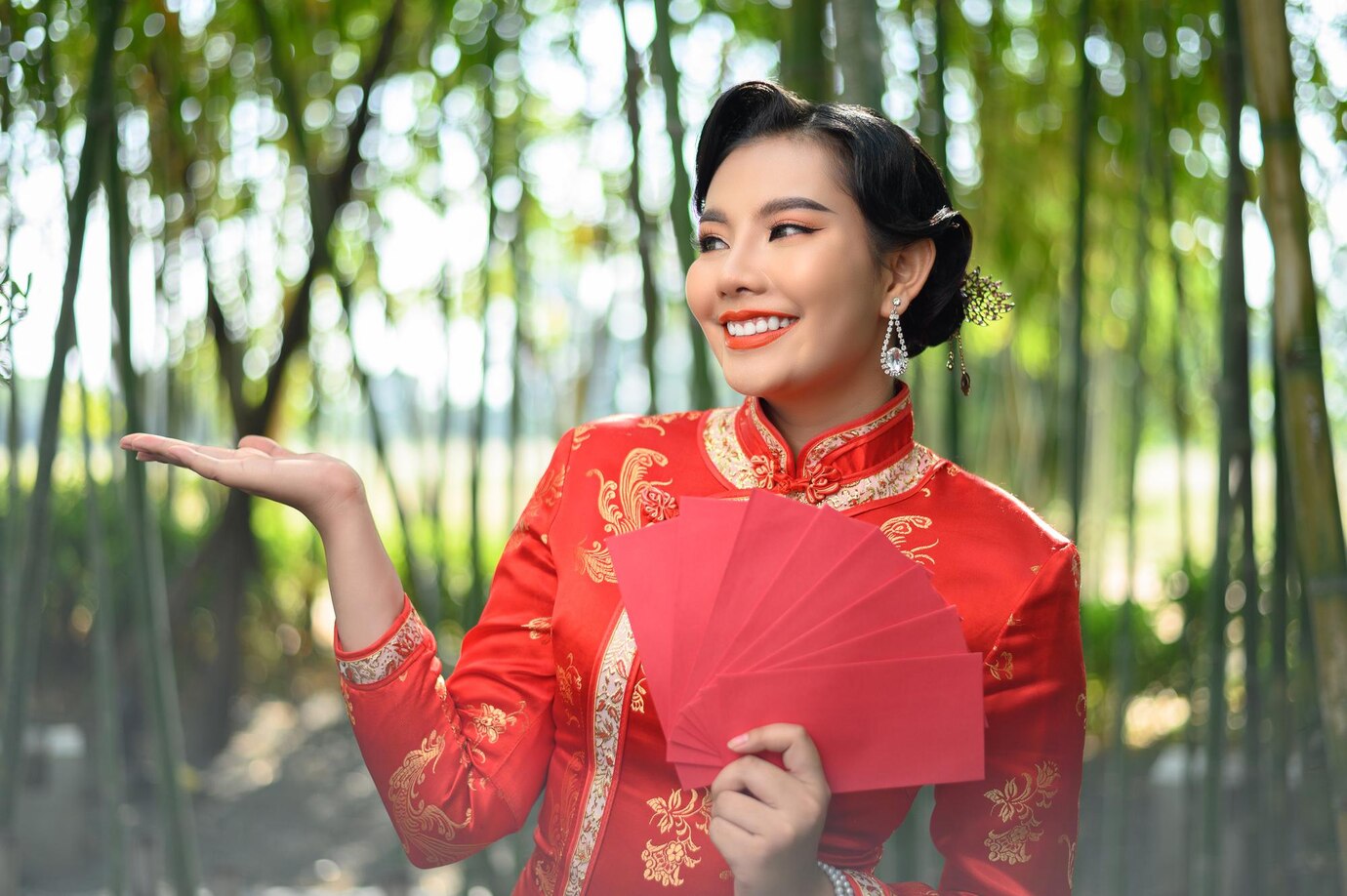 pretty Asian woman in a Chinese