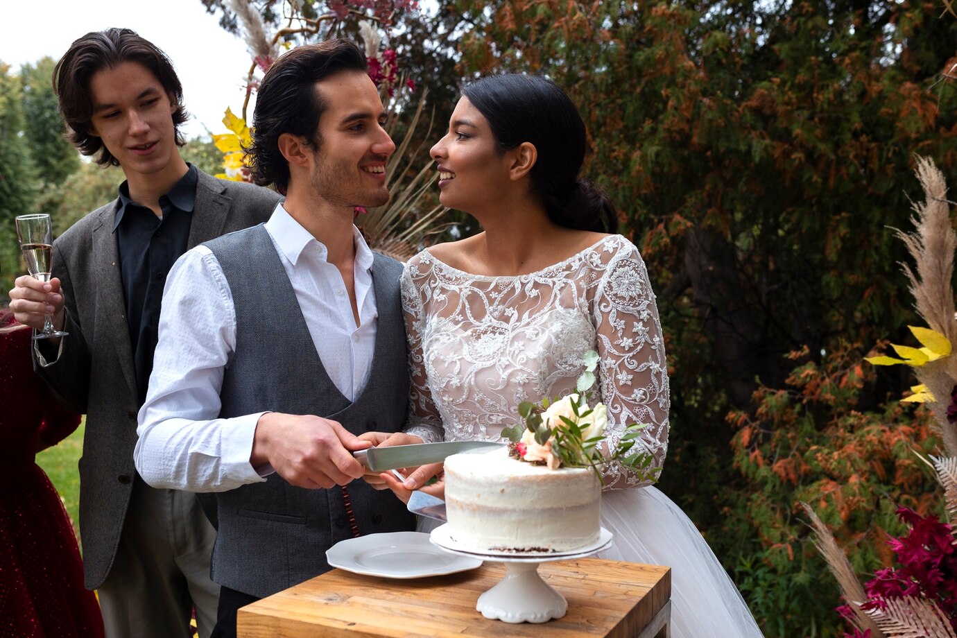 Medium shot couple cutting cake
